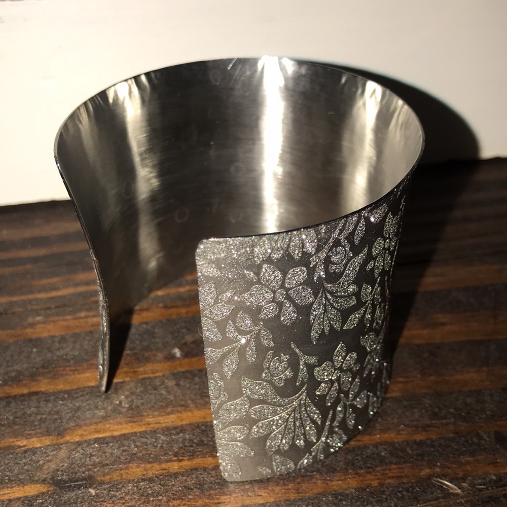 Pink Box-etched sparkle floral design stainless steel cuff-Beautiful!! NWT - Picture 7 of 9